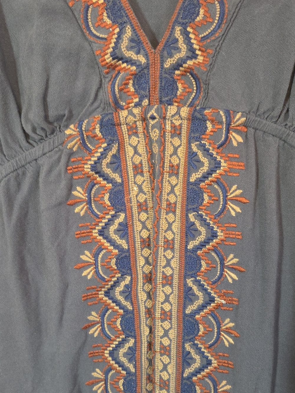 Flying Tomato Gray Embroidered V-Neck Tunic Top Womens Size Large 100% Rayon - Picture 3 of 6